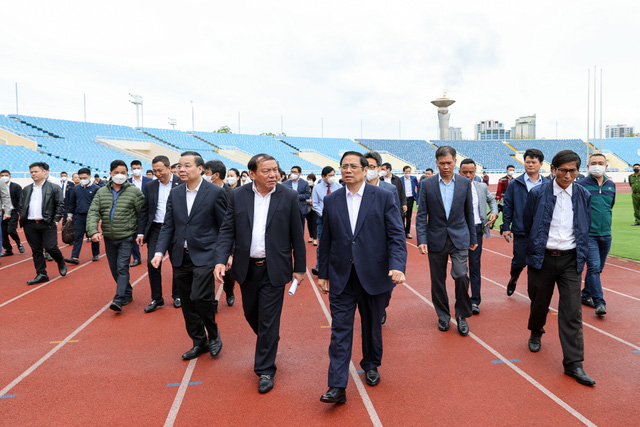 Thủ tướng cùng đoàn công tác kiểm tra tại sân vận động quốc gia Mỹ Đình. 